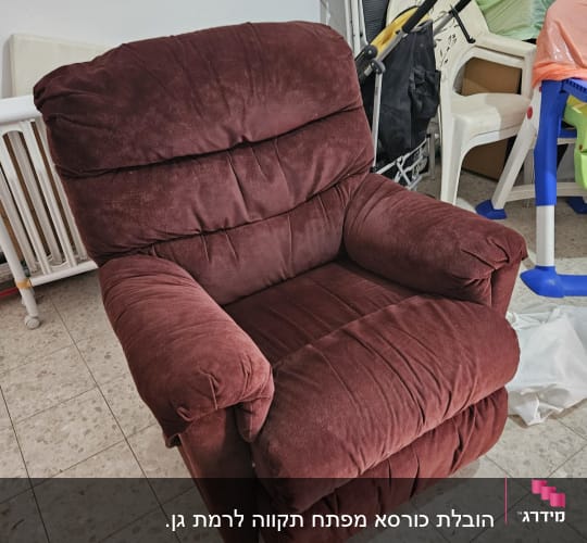 כורסה חומה מרופדת בחדר עם ציוד נוסף